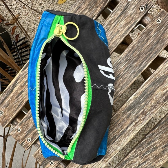 Soflo Riders pouch made with repurposed kite - Picture 3 of 5